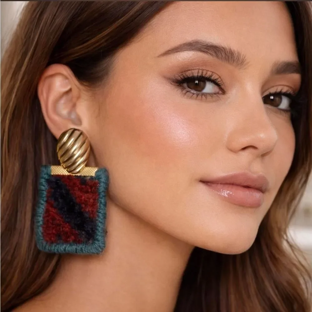 Elegant Gold and Multicolor Statement Earrings R7